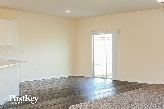 Building Photo - 2587 Beachview Dr
