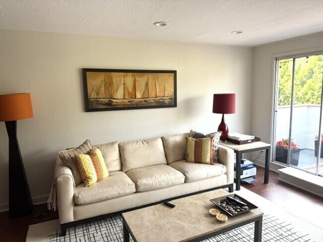 Foto del edificio - Fully Furnished Greenbrae Condo on Corte M...