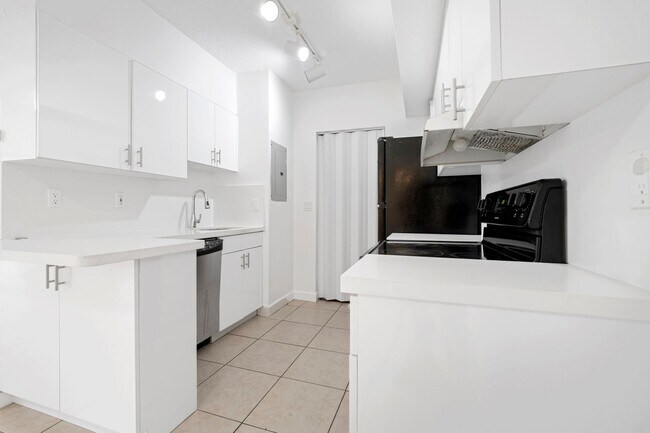 Foto del edificio - SPACIOUS 2/2 UNIT CENTRALLY LOCATED