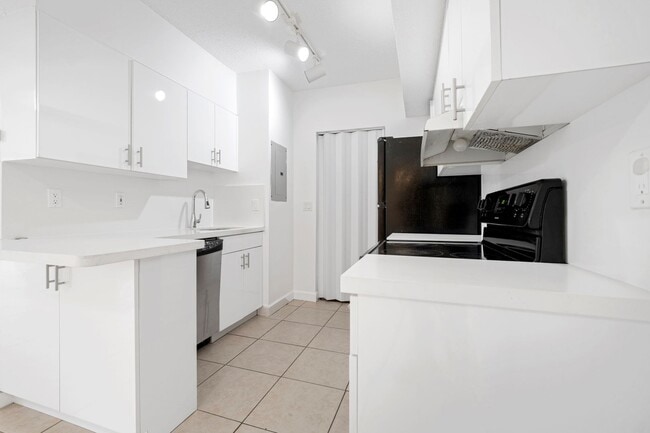 Building Photo - SPACIOUS 2/2 UNIT CENTRALLY LOCATED