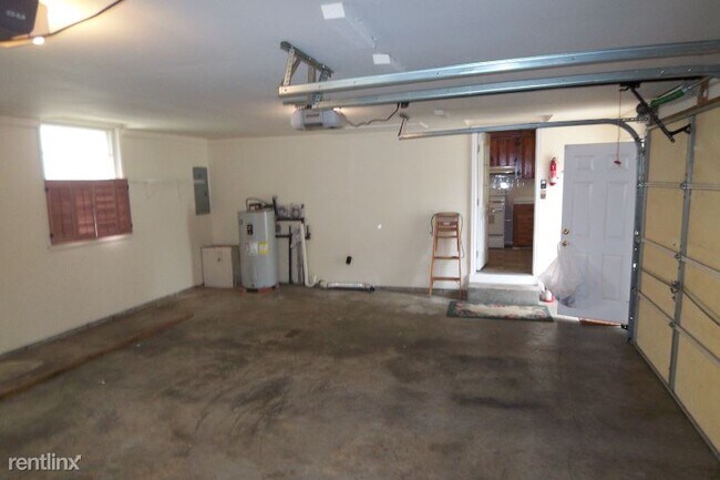 Building Photo - 3 br, 1 bath House - 2878 Elm Hill Pike