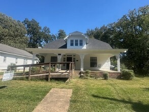 Building Photo - 202 Elm St