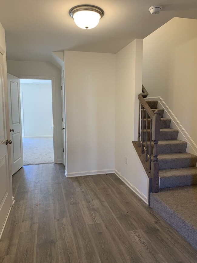 Building Photo - Beautiful, 3-story modern townhome with 3 ...