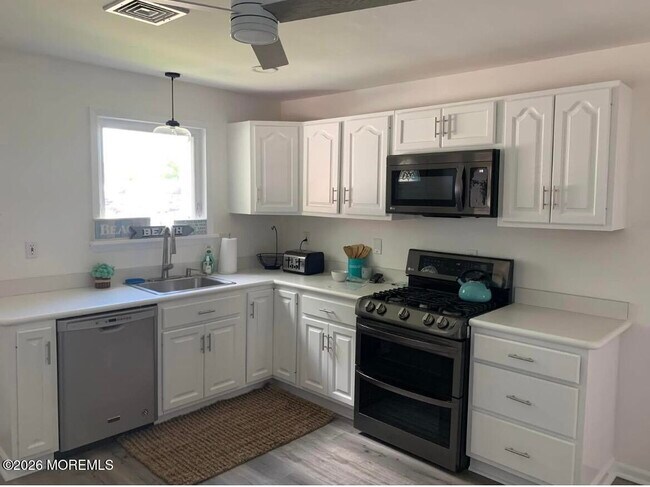 Building Photo - 2001 Main St