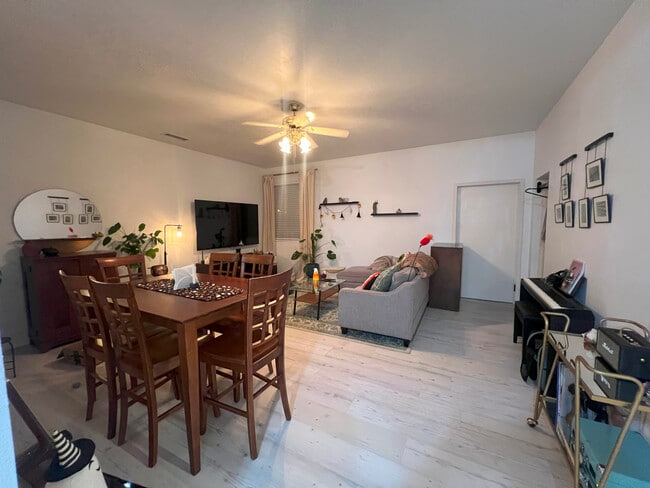 Foto del edificio - 5512 Cathedral Oaks Rd