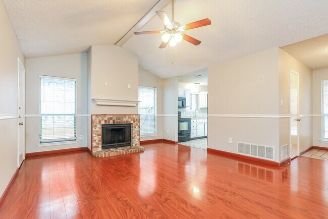 Foto del edificio - 1114 Hidden Creek Dr