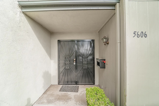 Building Photo - Beautiful 4 Bd Townhouse