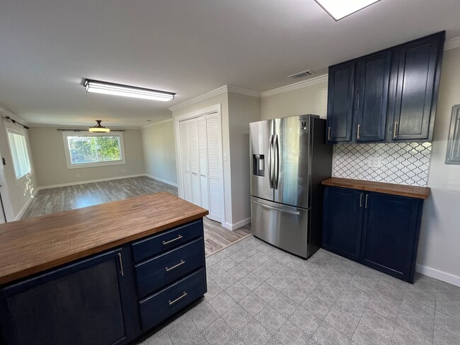 Building Photo - Remodeled 2 Bedroom, 1 Bathroom home near ...