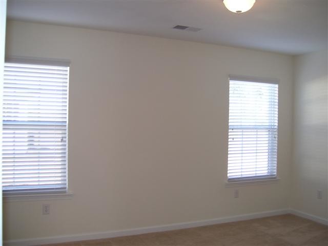 Building Photo - 40 Twin Oaks Pl