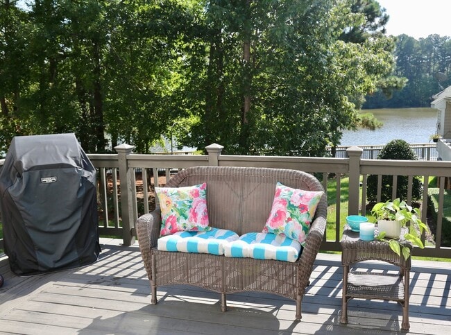 Building Photo - Available in August!  3 Bedroom 2 1/2 Bath...