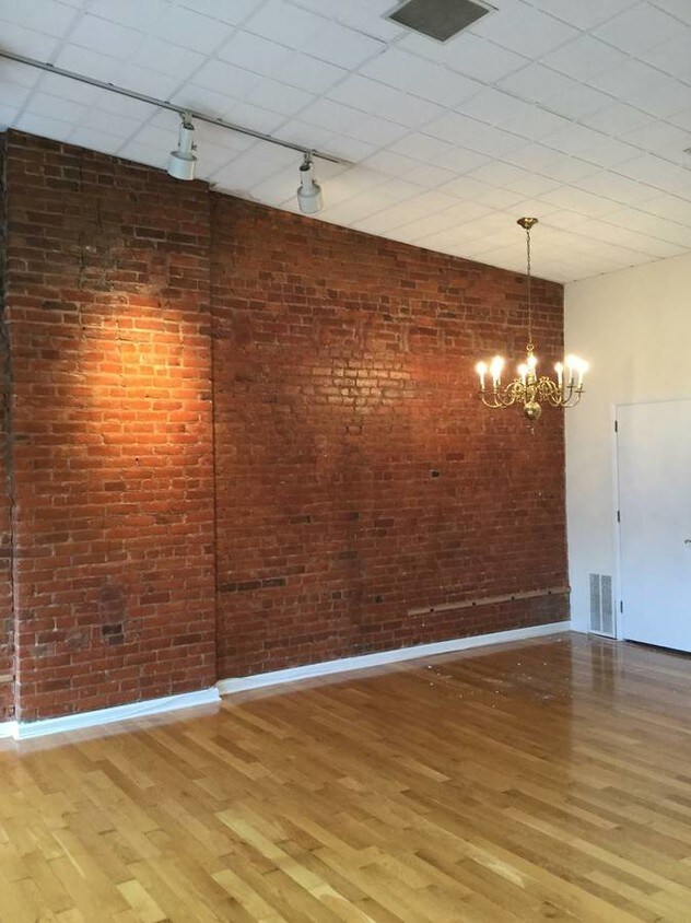 Sunny, Exposed Brick In Your Living - 121 E Broad St