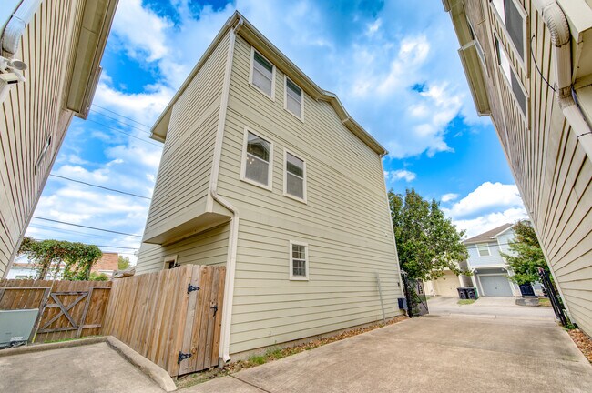 Building Photo - 1821 Lewis St