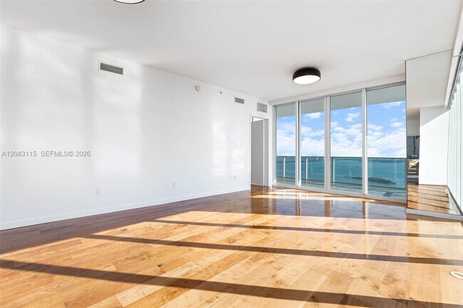Building Photo - 2020 N Bayshore Dr