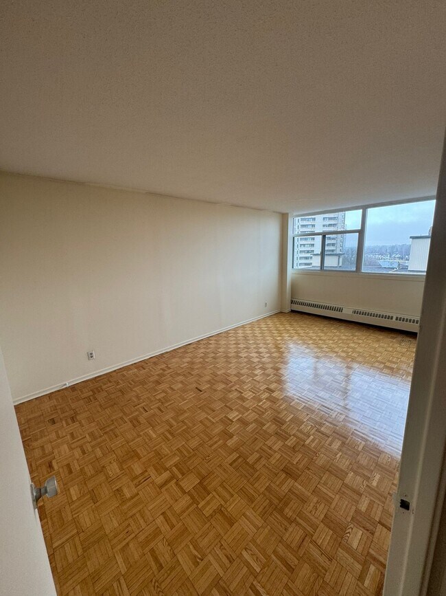 Photo du bâtiment - 70 McEwen Ave