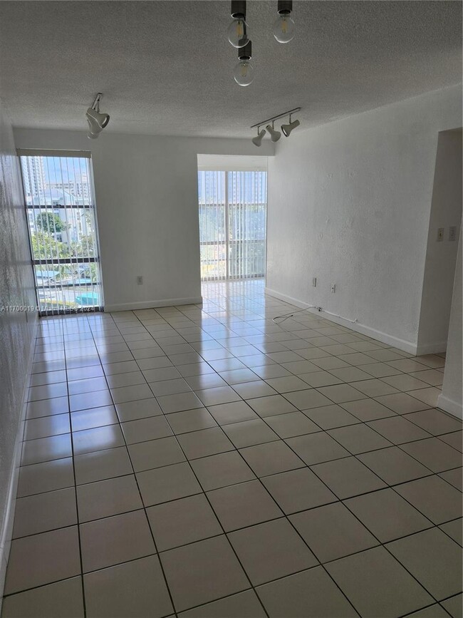 Building Photo - 2 bedroom in Sunny Isles Beach FL 33160