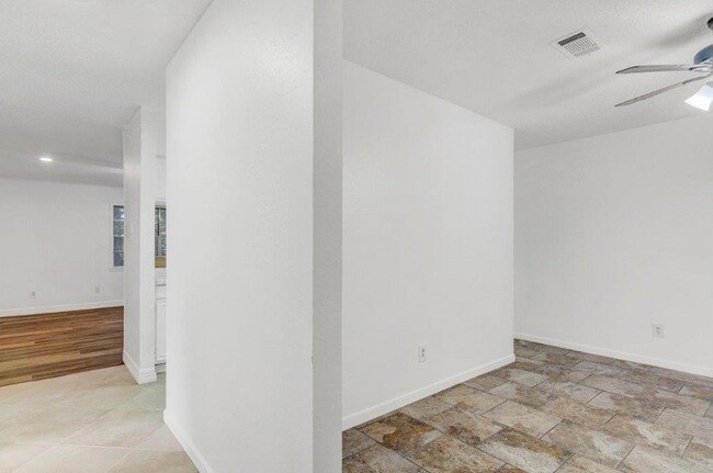 Foto del edificio - 5585 Scenic Dr