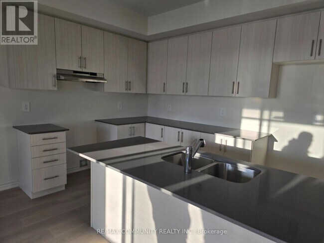 Photo du bâtiment - 79 Rackham Ln