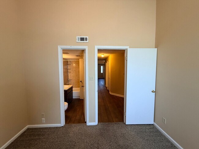 Foto del edificio - 2 bed/ 2 bathroom Townhome
