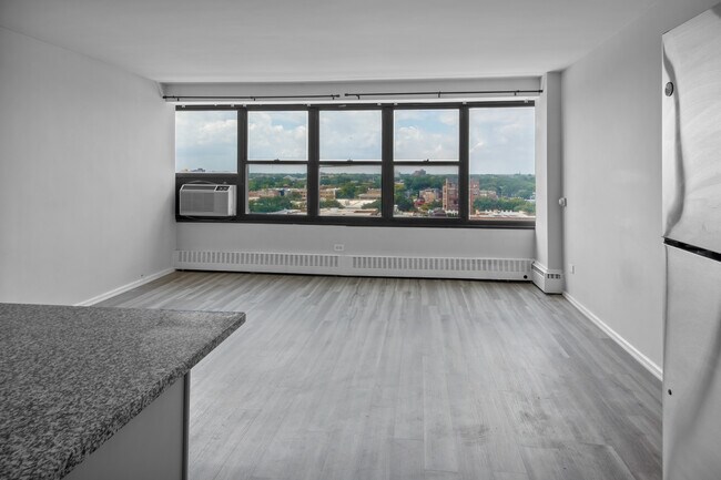 Building Photo - 6030 N Sheridan Rd