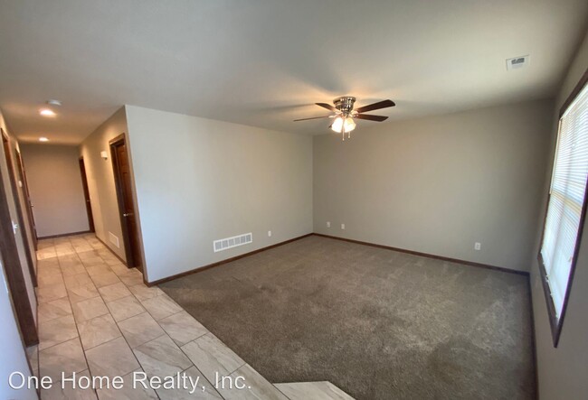 Building Photo - 209 N Cypress St