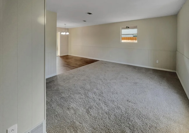 Foto del edificio - 7748 Knoll Dr N