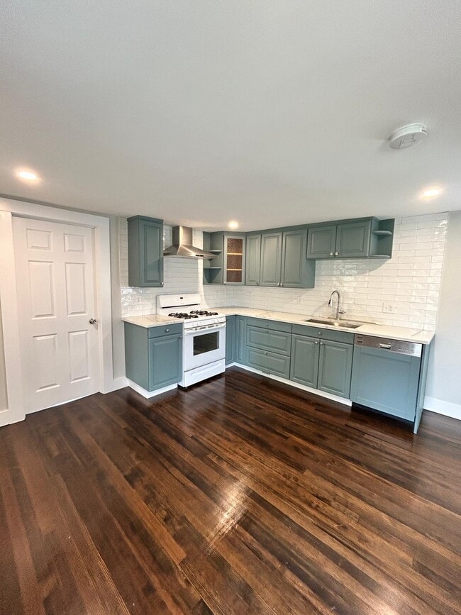 Kitchen - 19 1/2 Hovey St