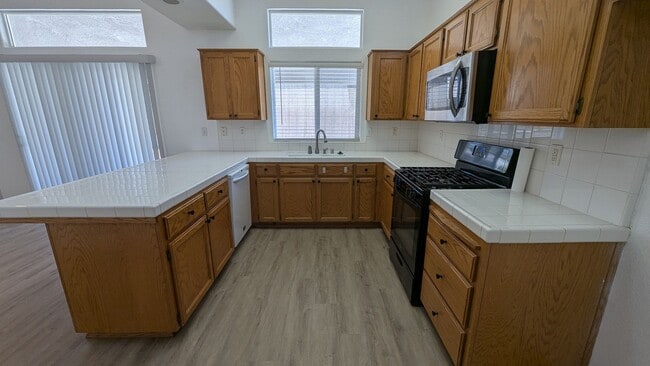 Building Photo - Large & Beautiful 4 Bedroom 2 Bath Custom ...