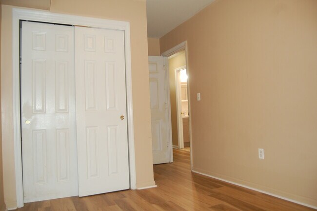 Building Photo - 12 N End Ter