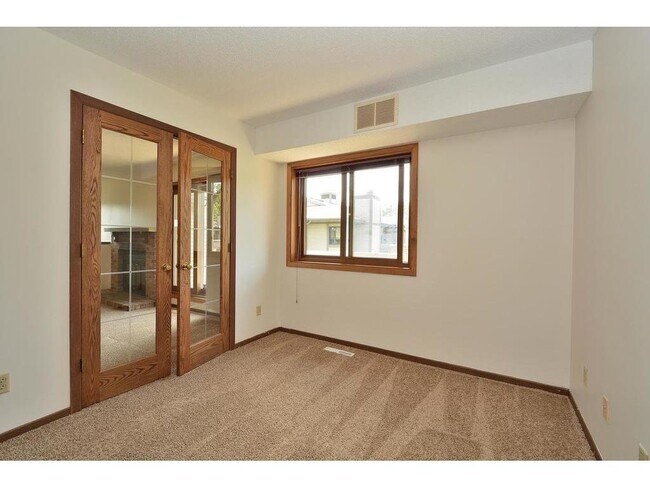 Building Photo - 425 Shelard Pkwy