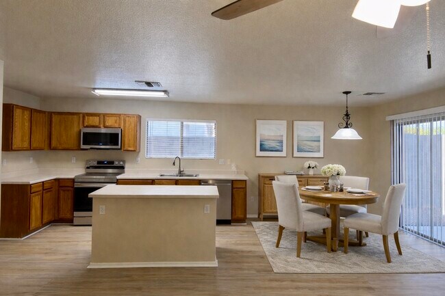 Cocina y desayunador - 9125 E Plata Ave