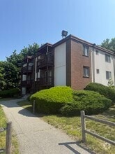 Building Photo - 707 Bedford St