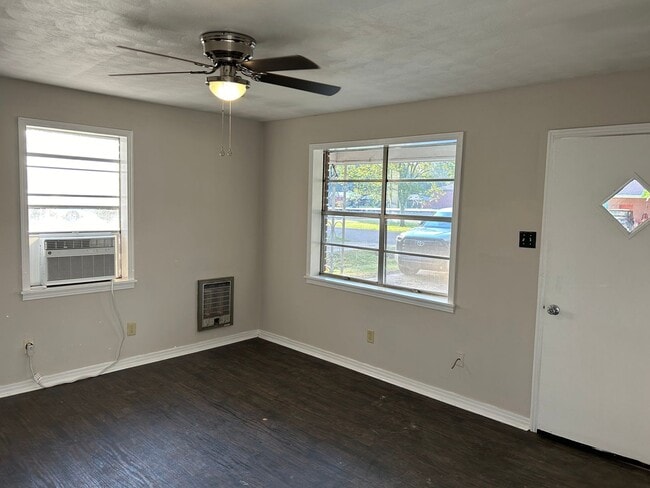Building Photo - Rollins Dr 106/108 (duplex)