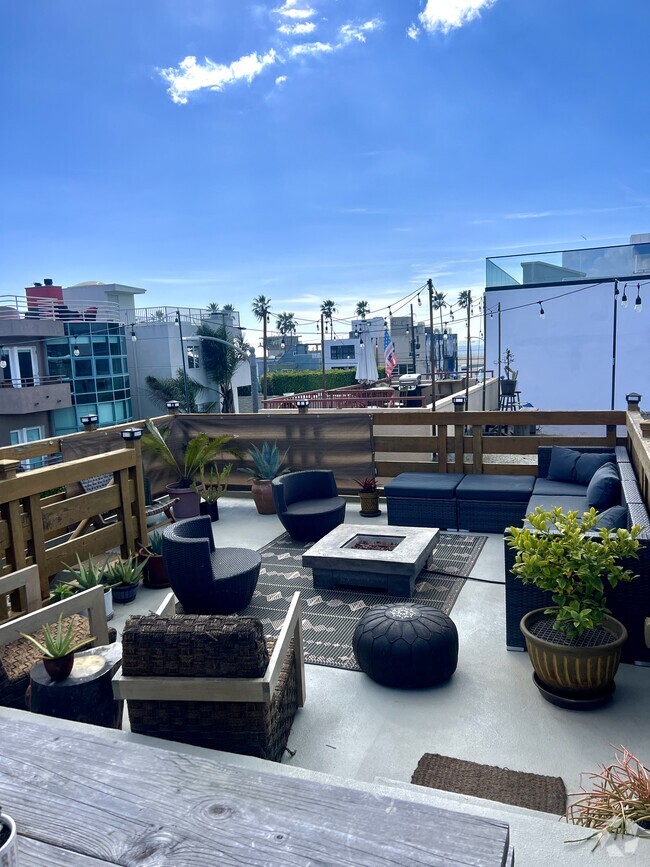 Building Photo - 33 S Venice Blvd