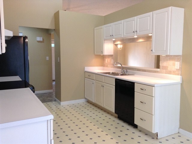 Building Photo - 930 Sunset Drive