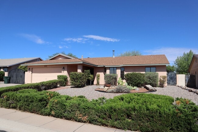 Building Photo - Livable, Lovable, & Avaiable!