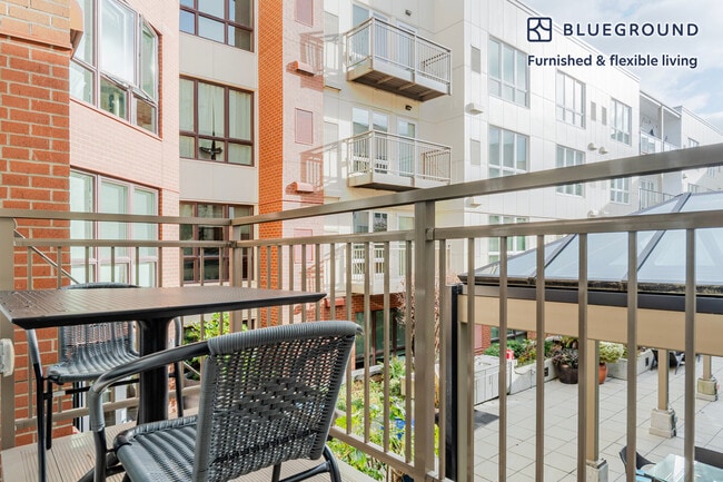 Building Photo - 10333 Main St