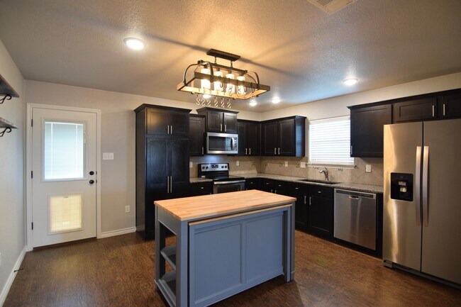 Building Photo - 914 Karey Dr