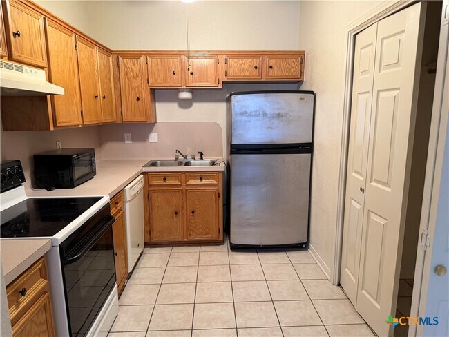 Building Photo - 5106 Daybreak Dr