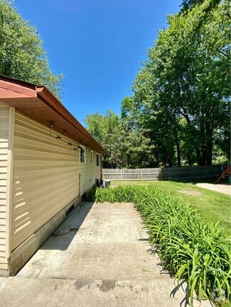 Building Photo - 3435 Charlotte Dr