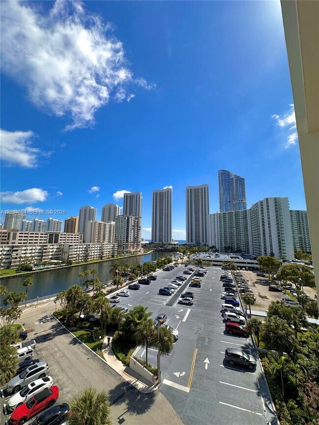 Foto del edificio - 300 Bayview Dr