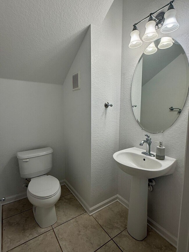 Building Photo - Lake Sawyer - Luxury 3/2.5 Condo