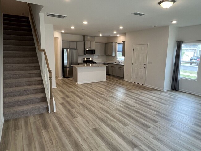 Foto del edificio - Newer 3 Bed + Loft End Unit Townhome in Monroe