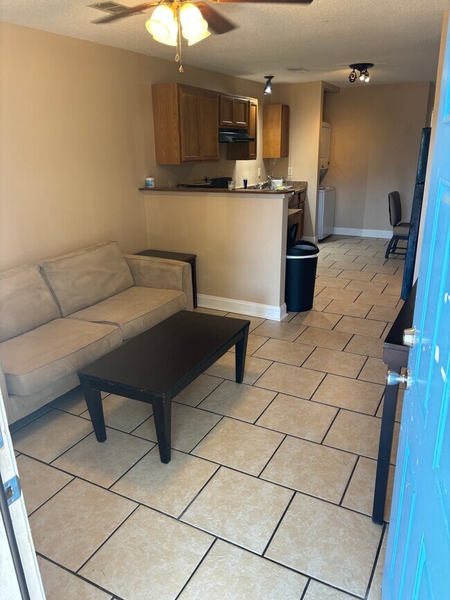 Puerta de entrada al estudio - 2123 Bienville St