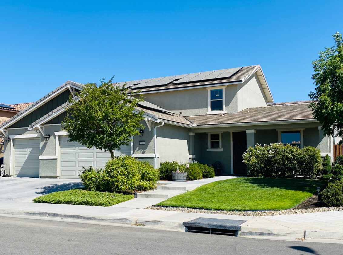 Foto principal - $2,895 Temperance & Clinton, 5 Bedrooms - ...