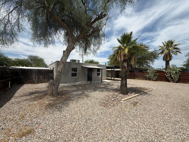Building Photo - 1431 E Adelaide Dr