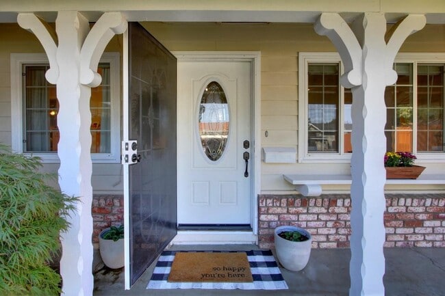 Building Photo - Short Term Lease through June 2025 availab...