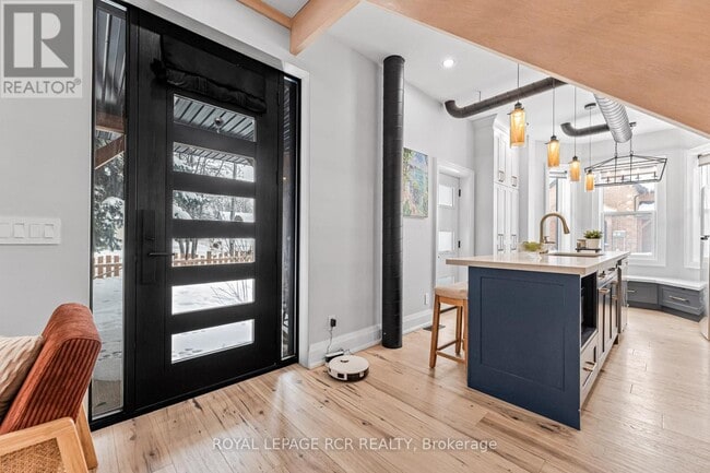 Building Photo - 302 Main St E