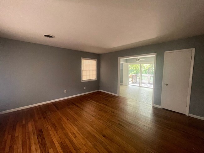 Building Photo - Three Bedroom Off Milledge Available