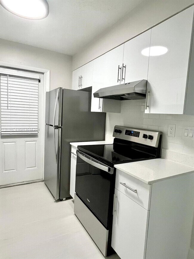 Foto del edificio - 861 SW 74th Terrace