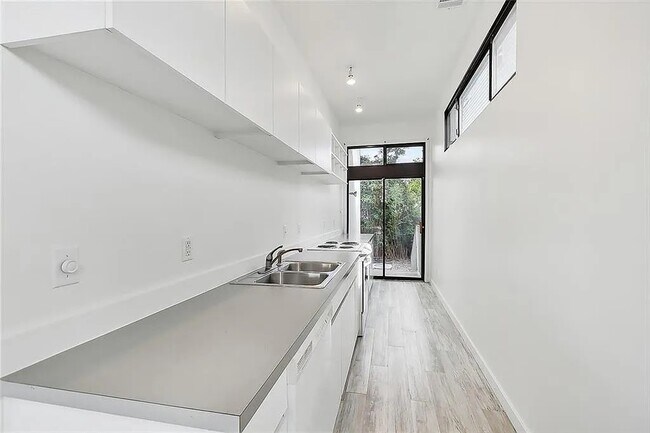Building Photo - 229 Lowerline St